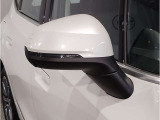 BMWのミラーは車種によって異なりますがレーンチェンジウォーニングが装備されております。詳しくは当店スタッフまでお問い合わせくださいませ。