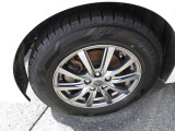 Aftermarketアルミホイール付き。タイヤ装着サイズは「195/65R15」です。