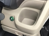 【ドリンクホルダー】ハンドルの右側にはドリンクホルダーが付いています。ちょうど手の届く所にありますので、とっても便利です♪