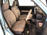 運転席の座面高さを調整できるシートリフターが付いています。