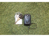 キーフリーシステム装備してます。電子キーを携帯していればドアのリクエストスイッチを押すだけでドアの施錠、解錠ができますよ!電盗難防止に役立つイモビライザー機能付で安心です!