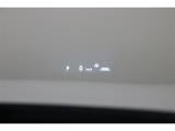 ヘッドアップディスプレイ(HUD)です。運転に必要な情報をフロントガラスの視野内に投影することで視線を外さず確認できます。視線移動や焦点調節が少なくて済むので安全性の向上に貢献します。