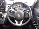 ハンドル左側にはオーディオ操作が出来るオーディオリモートコントロールスイッチ、右側にはHonda SENSINGとオートクルーズコントロールのスイッチを装備!