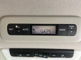 【リアオートエアコン】広い後部座席には必須の機能!風量や温度を自動で調整し前席と同様な車内環境にしてくれるリアオートエアコンを装備。夏の暑さも冬の寒さもストレスなく快適にお過ごしいただけます♪