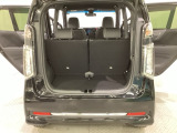 開口部も広く荷物の積み下ろしもしやすいお車となっております。シートを前方にスライドさせれば、さらに荷室を広げられます。また、床下にも収納スペースがあります。