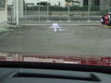 【ヘッドアップディスプレイ】メーターの上部に走行情報をディスプレイで表示します。車速などのクルマの現在の走行状況が把握できます。