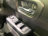 【電動格納ミラー】サイドミラーは電動格納式となっており、狭い駐車場でもキズがつくリスクを抑えられます。