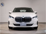 BMW代表的な特徴のキドニーグリル。BMWのすべてのモデルに採用され、BMWらしさを強調しております。
