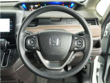 【Honda SENSING】 カメラ等装置で精度の高い検知能力を発揮、安全運転を支援します。ステアリング上のコントローラーに注目!