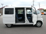 両面スライドドアとなっております!狭い場所に駐車した時に安心して横にスライドして乗り降りできますよ!