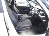 体が沈み込まないちょうどいい固さのシートなので、長時間の運転も疲れづらいんですよ♪足元もすっきりと広いです!