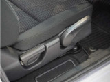 【ハイトアジャスター】レバーの上下操作だけで、座面を運転しやすい高さへ簡単に調節できます。
