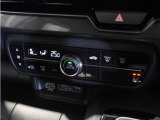 【オートエアコン】温度を設定すれば自動で快適な車内温度を保ちます。エアコン内部の高性能脱臭フィルターで車内のアレルゲンや花粉を除去。