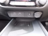 【USB端子】USB接続もついていますので携帯などの電子機器の充電にも使えて便利です♪置くだけで準電が出来るワイヤレス充電もついています!