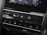 【オートエアコン】温度を設定すれば自動で快適な車内温度を保ちます。エアコン内部の高性能脱臭フィルターで車内のアレルゲンや花粉を除去。