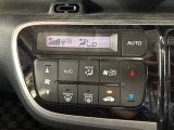 【オートエアコン】一度お好みの温度に設定すれば、車内の温度を検知し風量や温度を自動で調整。暑い…寒い…と何度もスイッチ操作をする必要はありません。快適な車内空間には必須の機能ですね♪