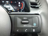 プロパイロットは車線中央付近を走行するようにステアリングを制御し、運転者のハンドル操作を支援します。(約50km/h以下では前方に車両がいる場合に作動できます。)