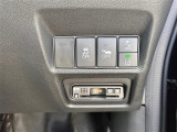 【路外逸脱抑制機能】はみ出しそうなとき、ディスプレー表示とステアリング振動の警告で注意を促すとともに、車線内へ戻るようにステアリング操作を支援します。機能には限界があるためご注意ください。