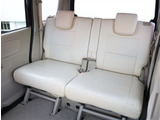 お車選びをお楽しみ頂けるよう、在庫車の展示スペースを十分に確保しております。