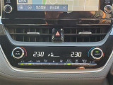 【デュアルエアコン】運転席・助手席で別々に快適さを得られるように、空調にもきめ細やかな配慮をしています。オートエアコン付き。