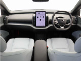 ドライバー・ディスプレイとセンターディスプレイを、12.3インチのタブレットに集約しました。運転操作に必要な情報とよく使う機能のコントロールボタンを、同一画面内にわかりやすく表示させることができます。