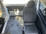 後部席シートと車いすの方との距離が近いので介護される方も安心です。