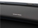 【harman/kardon】5つのスピーカーを内蔵したサウンドバーにより、ドライバーを包み込む音場を実現しました。また、洗練されたミニマルデザインは、キャビンをスタイリッシュに彩ります。