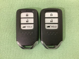 スマートキーを装備しています。鍵を差し込むことなくドアロックの開け閉めと、スタートボタン操作でのエンジンスタートができます。ボタン操作でトランクが開けられる電動テールゲートのボタンもついています。