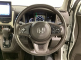 ハンドルにHondaセンシング系のクルーズコントロールやレーンキープアシストなどのスイッチと、オーディオの操作スイッチが装備されています。ハンドルから手を離さず安全に操作できます。