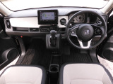 視界広々で非常に運転しやすくロングドライブでも疲れを感じさせないすっきりとまとまったインパネ周りです。