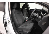 安全性と快適性を追求した、少し硬めのシート。 これは長時間の運転や渋滞などの状況でも、身体の疲労度が少ないことを求めたものです。