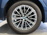 【BMWアロイホイル】軽量かつ強度に拘ったアロイホイル。走行性能ポテンシャルを引き出す設計。車の足元を引き締めてくれる大きなポイントはアロイホイルです。