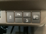 ハンドルの右側にはヘッドライトレベライザーとHondaセンシング用のメインスイッチがついています。ヘッドライトレベライザーは道路状況や積荷の加重に応じてライトの高さを調節できます。