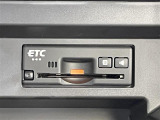 【ETC】有料道路を利用する際に料金所で停止することなく通過できる、ETC車載器(ノンストップ自動料金収受システム機器)が装備されています。セットアップを行うことで利用可能になります。