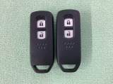 スマートキーを装備しています。鍵を差し込むことなくドアロックの開け閉めと、スタートボタン操作でのエンジンスタートができます。スペアキーも同じものを用意しております。