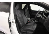 安全性と快適性を追求した、少し硬めのシート。 これは長時間の運転や渋滞などの状況でも、身体の疲労度が少ないことを求めたものです。