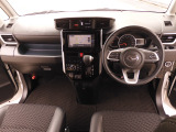 視界広々で非常に運転しやすくロングドライブでも疲れを感じさせないすっきりとまとまったインパネ周りです。