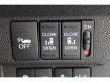 乗り降りラクラクな両側パワースライドドアが装備されてます。運転席からもリモート操作が可能です。外からはリモコンキーで開閉することができます。巻き込み防止機能もありますので安心です。