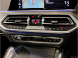 【左右独立式オートエアコン】☆運転席・助手席で個別に温度設定する事が可能。一定以上の大気中の有害物質を感知すると自動的に内気循環モードに切り替わるAUCを装備☆