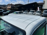 目立つキズ凹み等はありませんが、中古車という商品の特性ルーフには子キズや塗装しみがあります