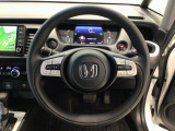運転にかかわる様々な操作を安全に行えるように視点移動が少なく操作性に配慮されたスイッチ類が凝縮されたコクピットです。