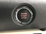 エンジンスタートスイッチです。キーが車内にあれば、エンジンの始動や停止はスイッチを押すだけ!キーを取り出す手間を省き、ワンプッシュで操作できるので簡単でスムーズです。