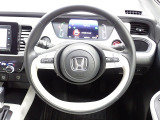 ハンドル左側にはオーディオ操作が出来るオーディオリモートコントロールスイッチ、右側にはHonda SENSINGとオートクルーズコントロールのスイッチを装備!