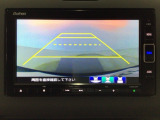 【バックカメラ】運転が苦手な方も車庫入れラクラクです!ギアをリバースに入れれば自動的に切り換わりますので、面倒な操作は不要です♪狭い駐車場もお車を傷つけず安心ですね!