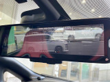 【インテリジェントルームミラー】車両後方カメラの映像をルームミラーに映すことが出来ます。 そのため、後席に人や荷物があって後方が見えづらい場合でもしっかり視界を確保することが出来ます。