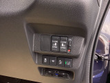 パワースライドドアの開閉はスマートキーのリモコンやドアノブは勿論、運転席側のスイッチ操作でも開閉ができ、安全・簡単です。
