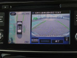 【パーキングアシスト】ドライバーは、画面に表示される手順と音声に従って、アクセルとブレーキを操作します。速度を調節しながら前進/後退をすることで、指定した枠内に駐車することができます。