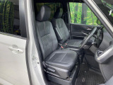 運転席まわりには十分なスペースがあり、大柄な方でもゆったり運転していただける環境です。