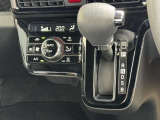 エアコンはオートエアコンです(^-^)温度調節も細かくできるので車内を快適な温度にできますよ(*^^*)人気の装備です☆
