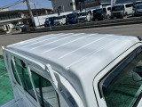 目立つキズ凹み等はありませんが、中古車という商品の特性ルーフには子キズや塗装しみがあります